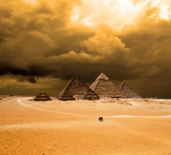 Pyramids of giza-Kairó, Egyiptom. — Stock Fotó