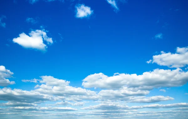 Blauer Himmel mit winzigen Wolken — Stockfoto