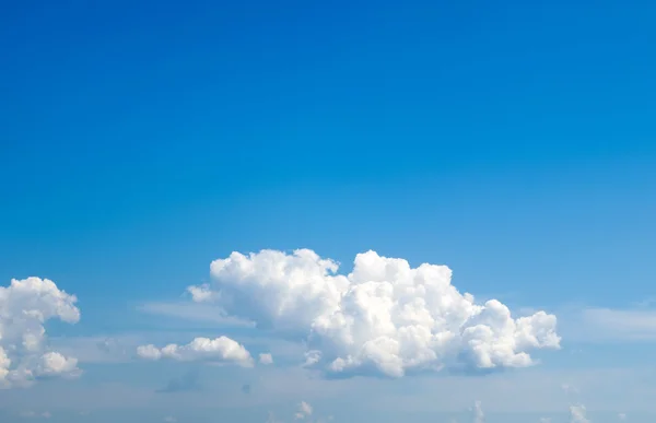 Ciel bleu avec des nuages blancs — Photo