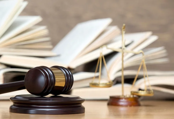 Wooden gavel and books — Stock Photo, Image