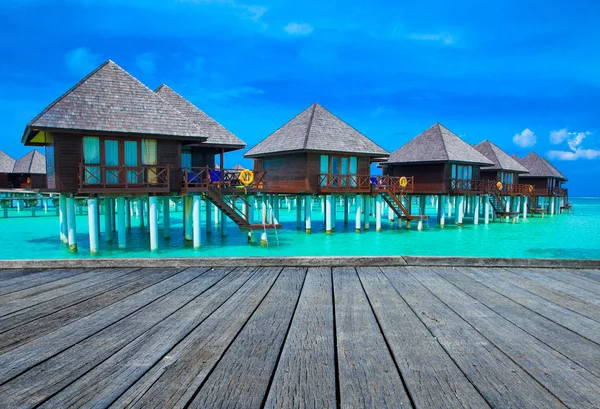 Strand mit Wasserbungalows auf den Malediven — Stockfoto