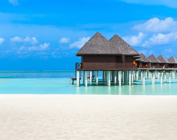 Praia com bungalows de água em Maldivas — Fotografia de Stock