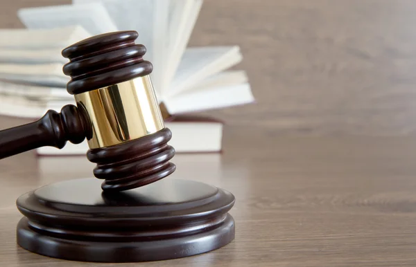 Wooden gavel and books — Stock Photo, Image