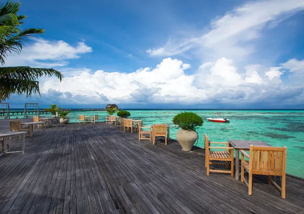 Ristorante tropicale sulla spiaggia alle Maldive — Foto Stock