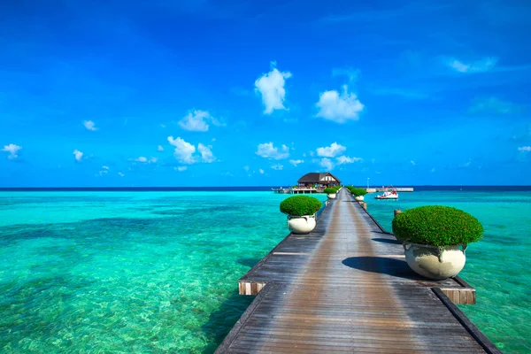 Playa con bungalow de agua en Maldivas — Foto de Stock