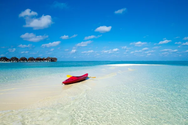 Strand met waterbungalows op de Malediven — Stockfoto