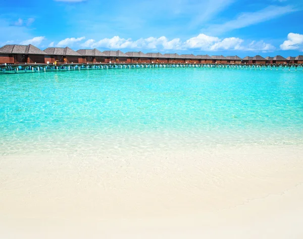 Playa con bungalows de agua en Maldivas —  Fotos de Stock