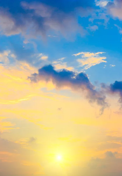 Яркое солнечное небо — стоковое фото