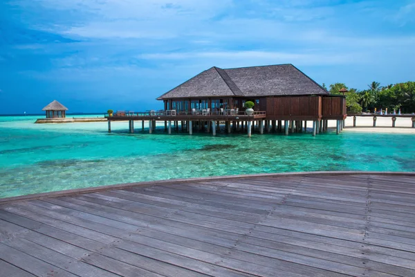 Spiaggia con bungalow d'acqua alle Maldive — Foto Stock