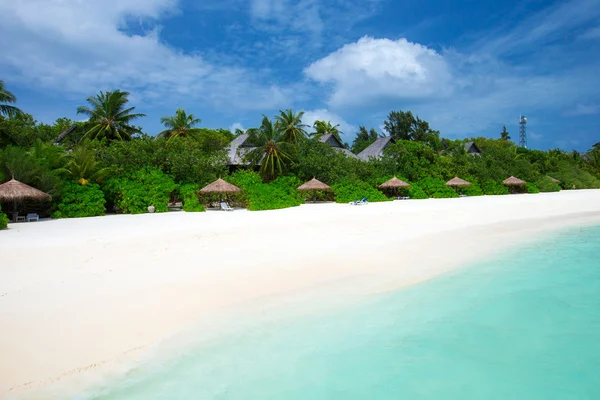 Spiaggia tropicale alle Maldive — Foto Stock