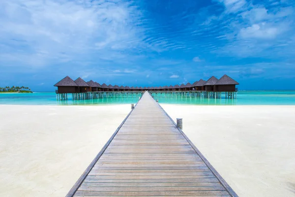 Playa con bungalows de agua en Maldivas —  Fotos de Stock