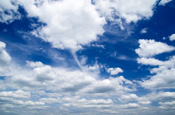 Blauer Himmel mit winzigen Wolken — Stockfoto