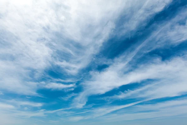 Голубое небо с маленькими облаками — стоковое фото