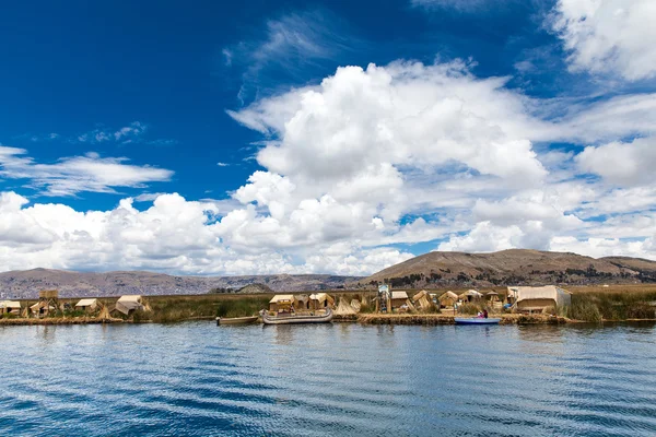 Barco Totora no lago Titicaca, Peru — Fotografia de Stock