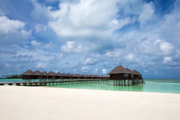 Playa con bungalows de agua en Maldivas —  Fotos de Stock