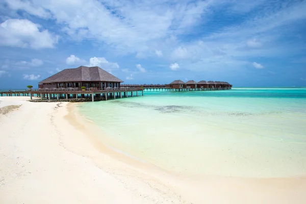 Strand mit Wasserbungalows auf den Malediven — Stockfoto