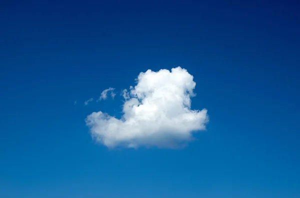 Céu azul com pequena nuvem — Fotografia de Stock