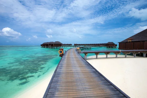 Strand met waterbungalows op de Malediven — Stockfoto