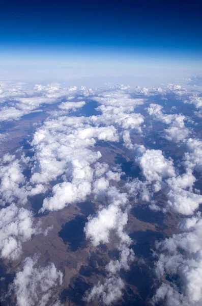 Blå himmel med små moln — Stockfoto