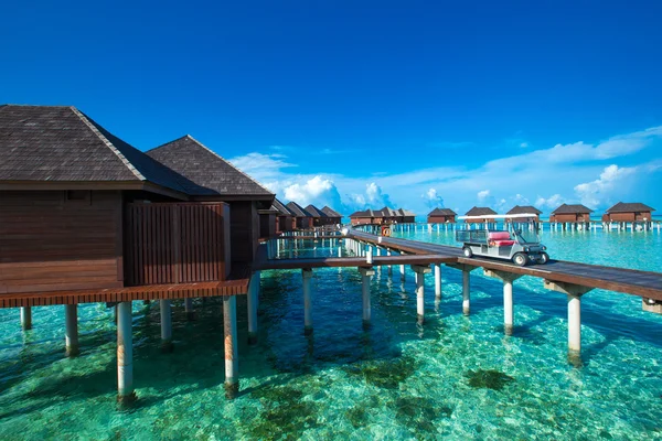 Strand vízibungalókkal Maldív-szigeteken — Stock Fotó