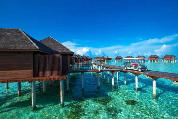 Playa con bungalows de agua en Maldivas — Foto de Stock