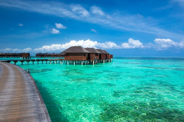 Playa con bungalows de agua en Maldivas — Foto de Stock