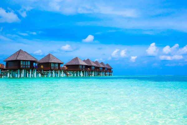 Spiaggia con bungalow acquatici alle Maldive — Foto Stock