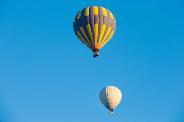 Luftballons fliegen über Kappadokien — Stockfoto