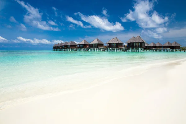 Strand med vatten bungalows på Maldiverna — Stockfoto