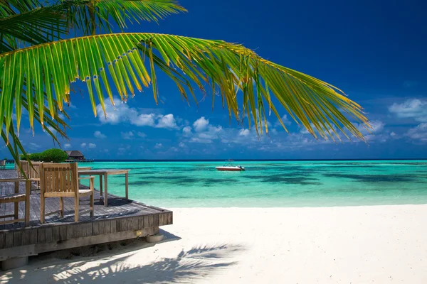 Trópusi tengerparti étterem Maldív-szigetek — Stock Fotó