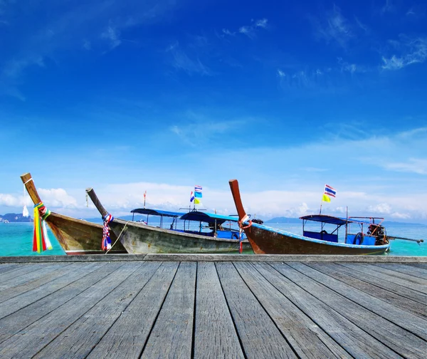 Strand met boten en tropische zee — Stockfoto