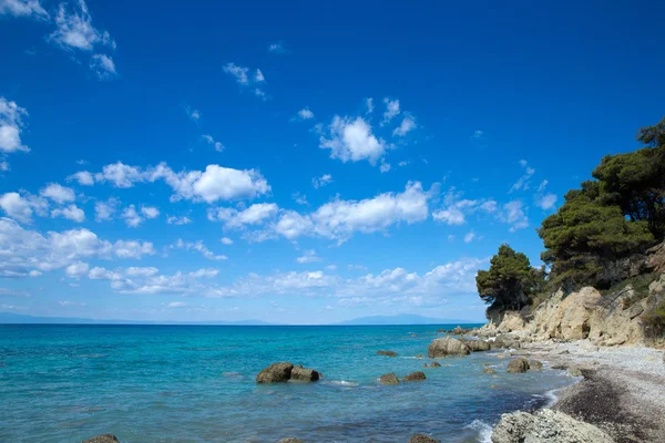 Mar bajo el cielo azul — Foto de Stock