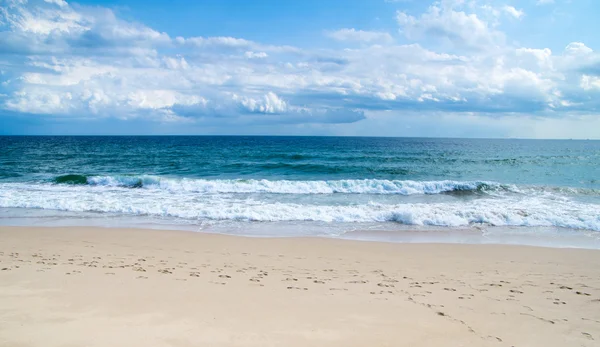 Beach and tropical sea — Stock Photo, Image