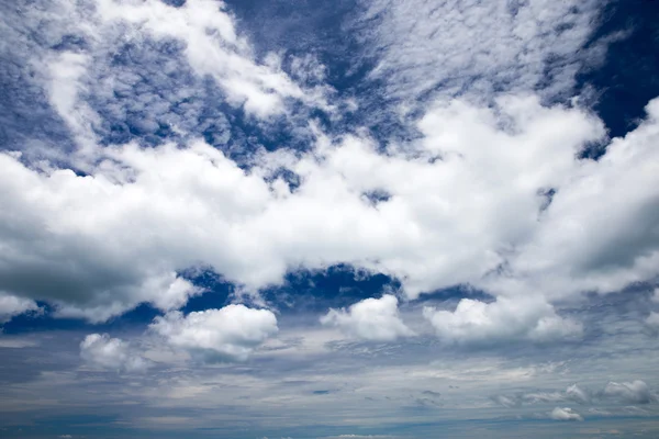 Céu azul com nuvens — Fotografia de Stock