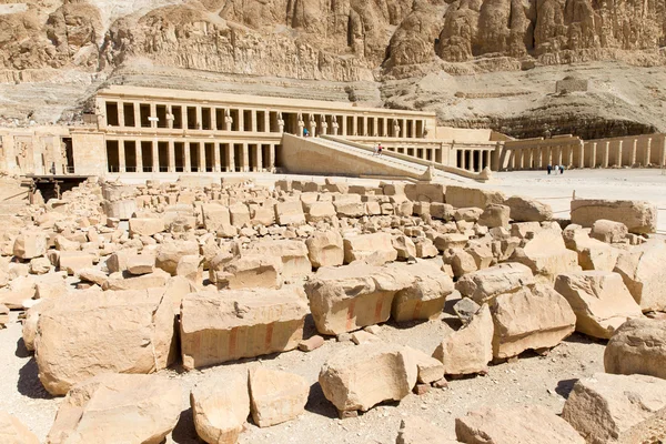 De tempel van Hatsjepsoet in de buurt van Luxor — Stockfoto