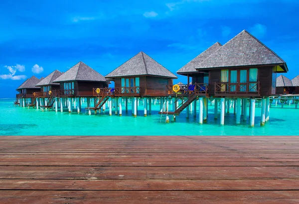 Пляж с водными бунгало на Мальдивах — стоковое фото