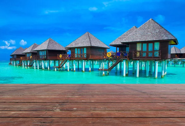 Playa con bungalows de agua en Maldivas — Foto de Stock