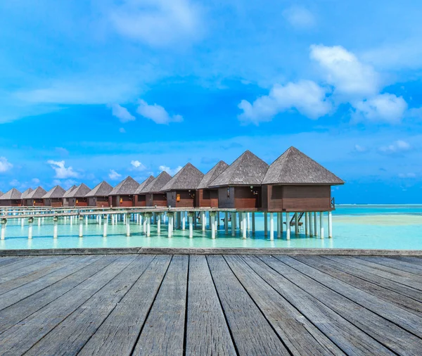 Praia com bungalows de água em Maldivas — Fotografia de Stock