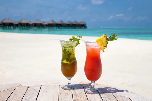 Twee cocktails op strand — Stockfoto