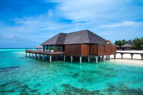 Spiaggia con bungalow acquatici alle Maldive — Foto Stock