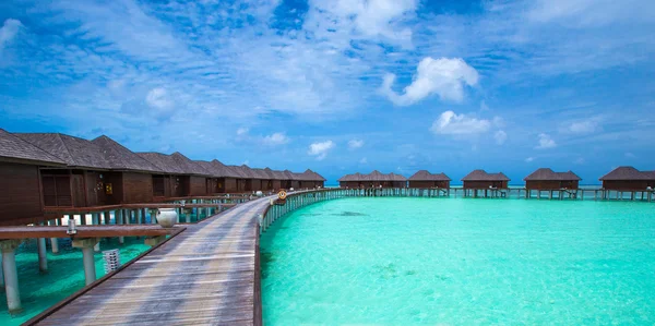 Playa con bungalows de agua en Maldivas —  Fotos de Stock