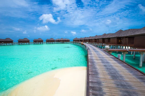 Playa con bungalows de agua en Maldivas — Foto de Stock