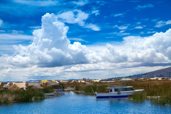 Barca sul lago Titicaca — Foto Stock
