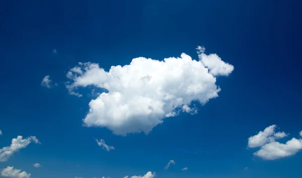 雲と青い空の背景 — ストック写真