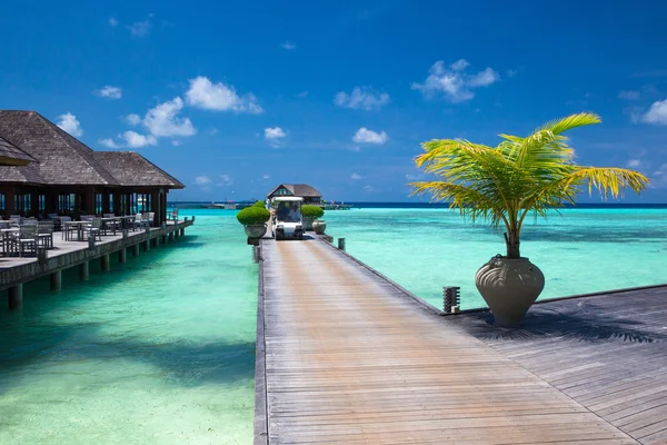 Pantai dengan bungalow air di Maladewa — Stok Foto