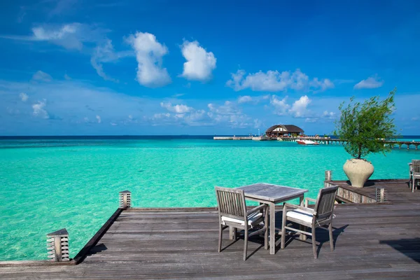 Maldivler 'de su bungalovları olan plaj — Stok fotoğraf
