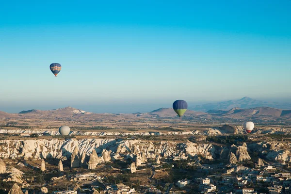Hot air balloons flying over appadocia — Stock Photo, Image