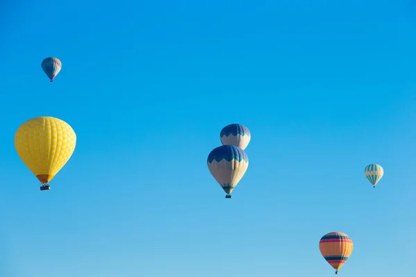 Heißluftballons fliegen in den Himmel — Stockfoto