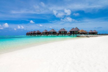  Maldivler plajının manzarası. Tropik deniz. Yaz tatili ve tatil konsepti için arka plan.