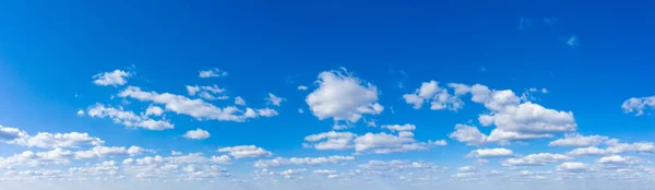 全景蓝天白云 蓝天背景中的蓬松的云彩 — 图库照片